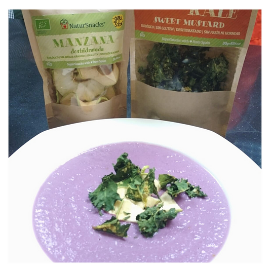 Receta saludable de crema de lombarda con manzana deshidratada sin azúcar y chips de kale de mostaza miel.